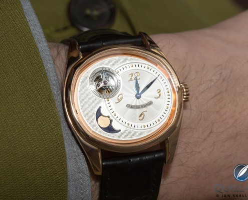 Sauterelle à Lune Perpétuelle fitting very nicely on the wrist of the yours truely
