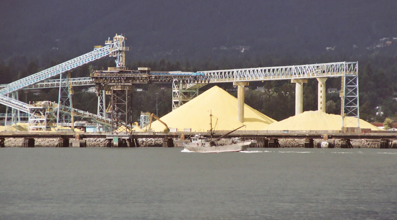 Extensive conveyor belt system moving sulfur in Canada