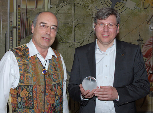 Andreas Strehler (right) accepting the 2013 Prix Gaïa for Artisanal Creation from ex-MIH museum curator Ludwig Oechslin (left)