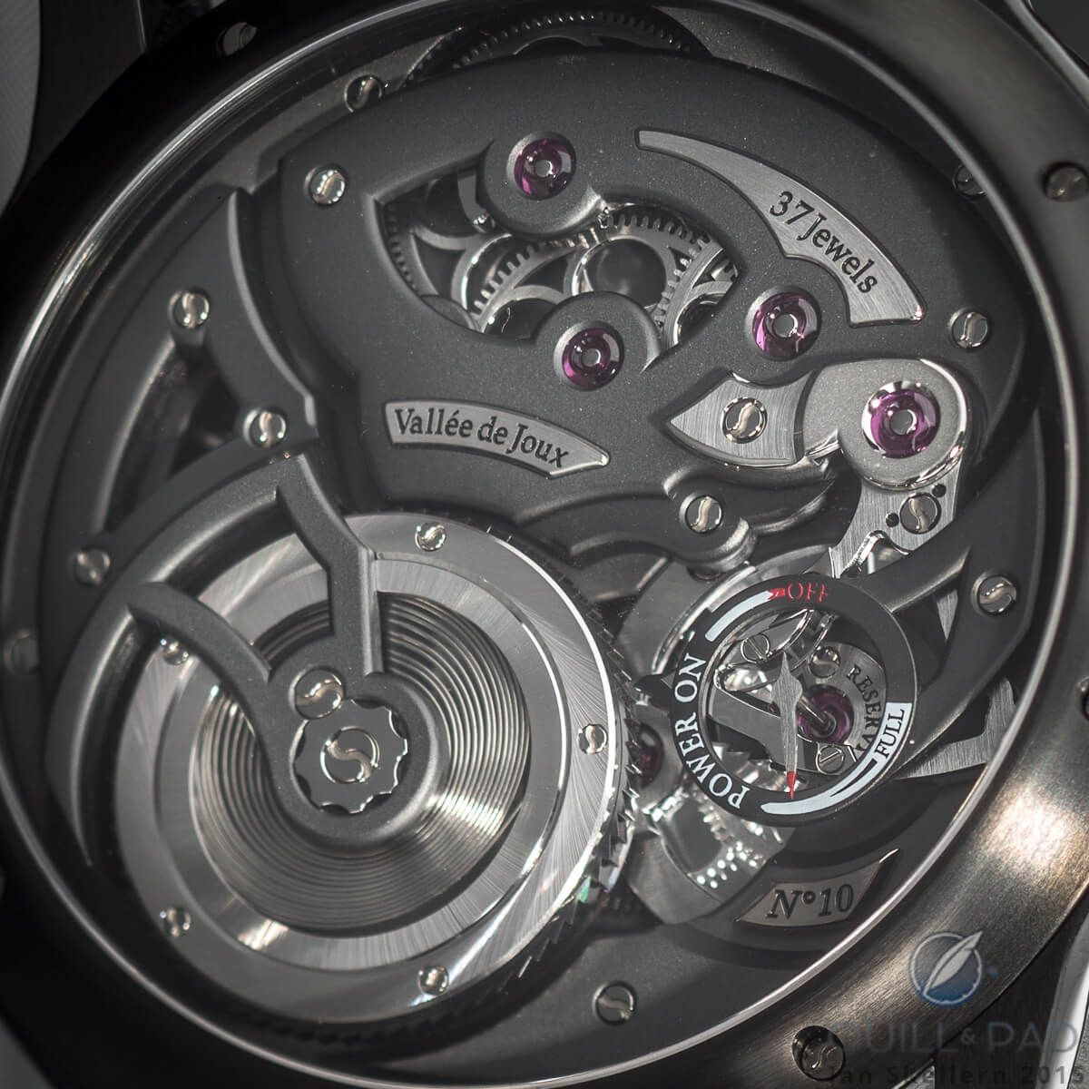 Close look through the display back of the Romain Gauthier Logical One Black: the sapphire crystal lid on the spring barrel (lower left) allows you to estimate the state of wind at a glance, but the power reserve indicator (lower right) provides a more precise display