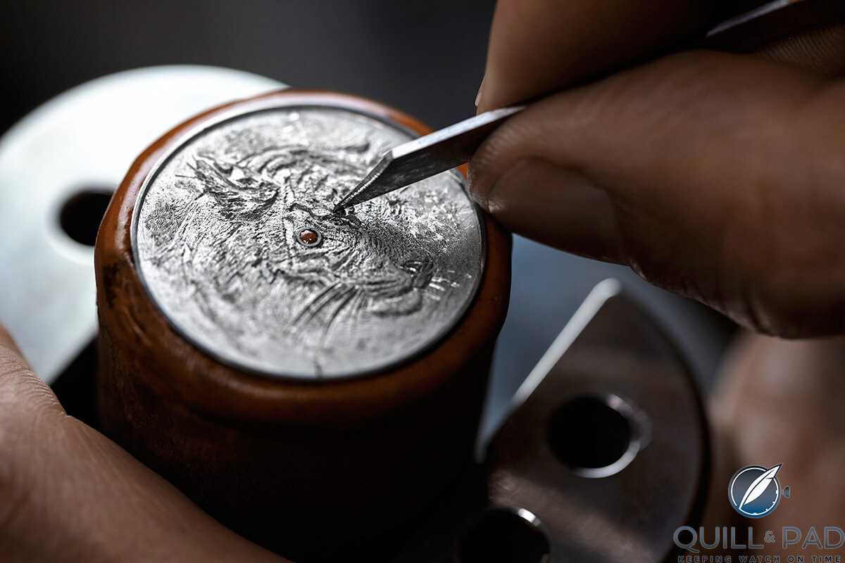 Engraving the dial of the Hermès Arceau Tigre Email Ombrant