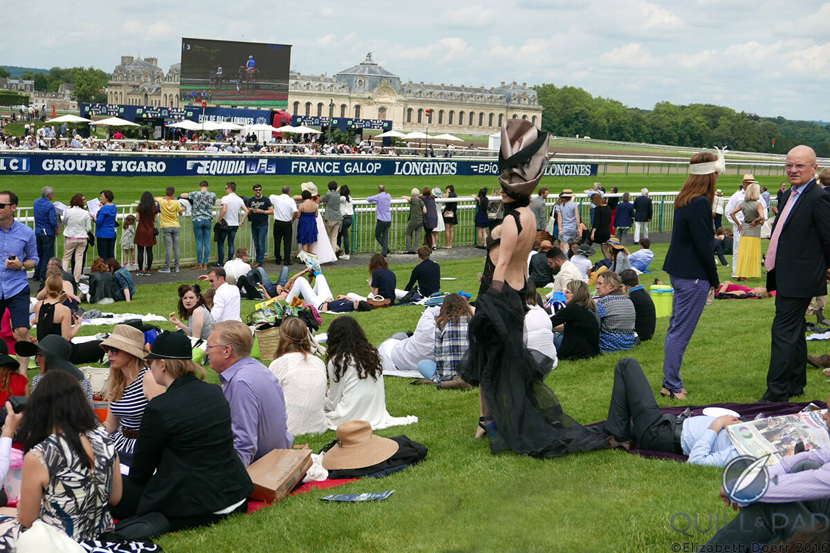 Dolce vita: picnickers feasting on champagne and caviar while showing off fashion at the 2016 Prix de Diane with Château de Chantilly in the background