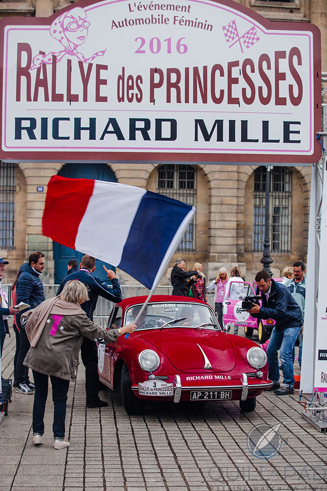 And they're off on the 2016 Richard Mille Rallye des Princesses
