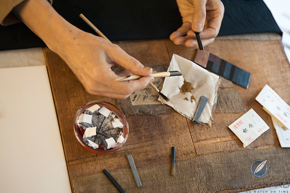 Artist applying Maki-e for the Faber-Castell Pen of the Year 2016