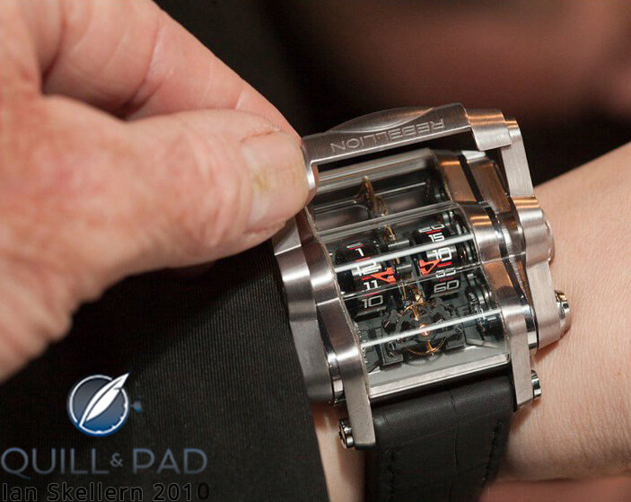 Lifting the integrated winding leaver of the Rebellion T-1000 away from the case