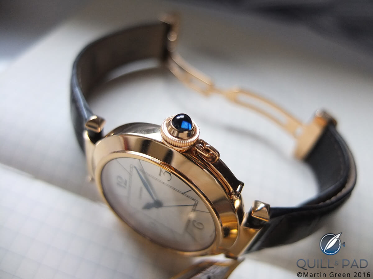 Cabochon sapphire in the crown of the Pasha de Cartier 42