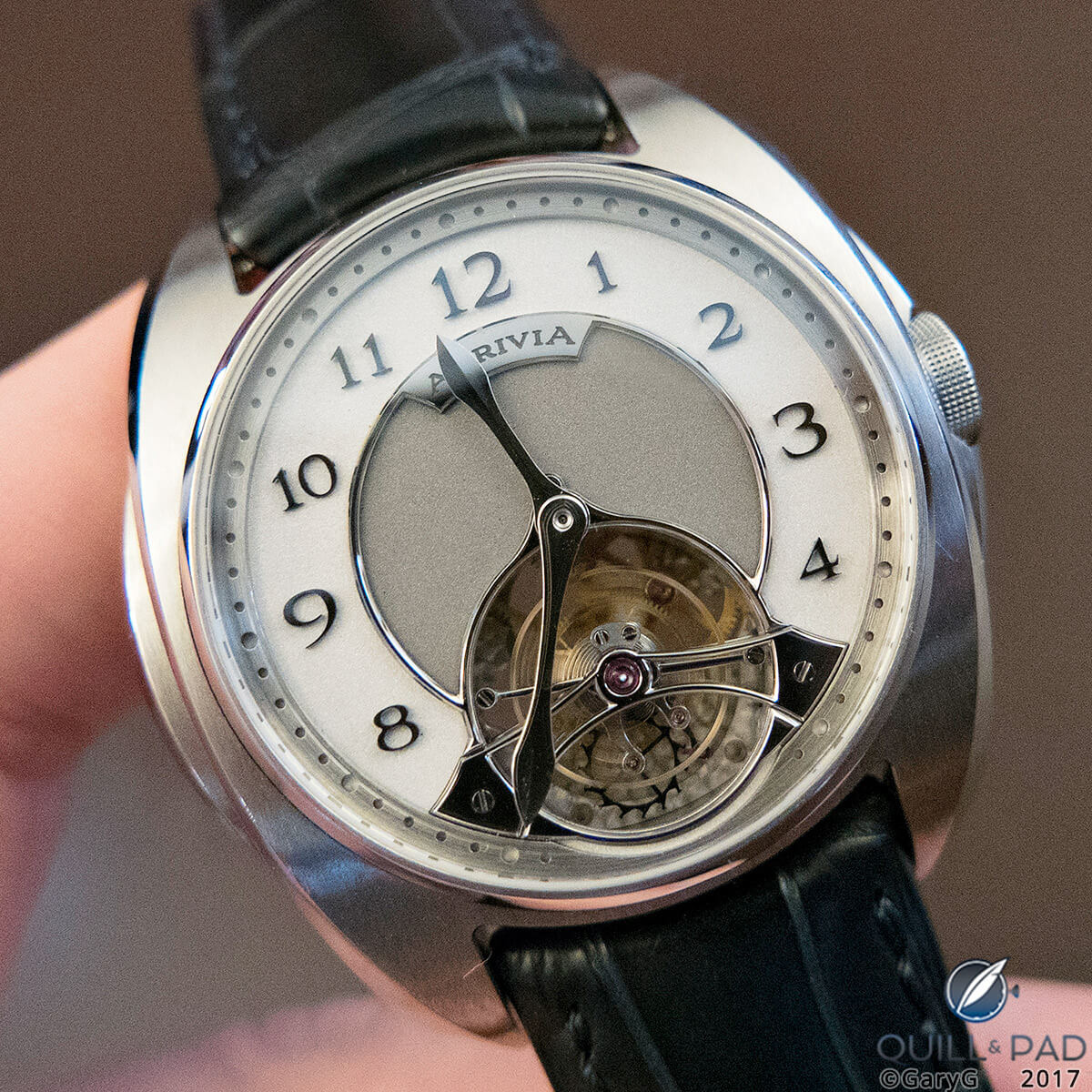 Uniformly recognizable: characteristic case shape of Akrivia watches, here on the Tourbillon Hour Minutes