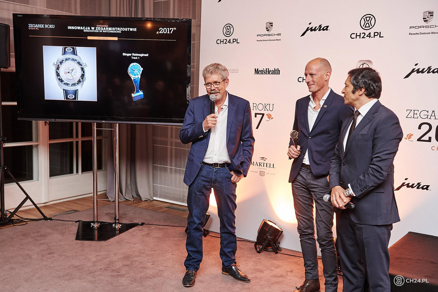 Jean-Marc Wiederrecht (Agenhor) at the microphone beside Marco Borraccino Miguel Seabra accepting the CH24.PL WOTY 2017 award for the Singer Reimagined Track 1