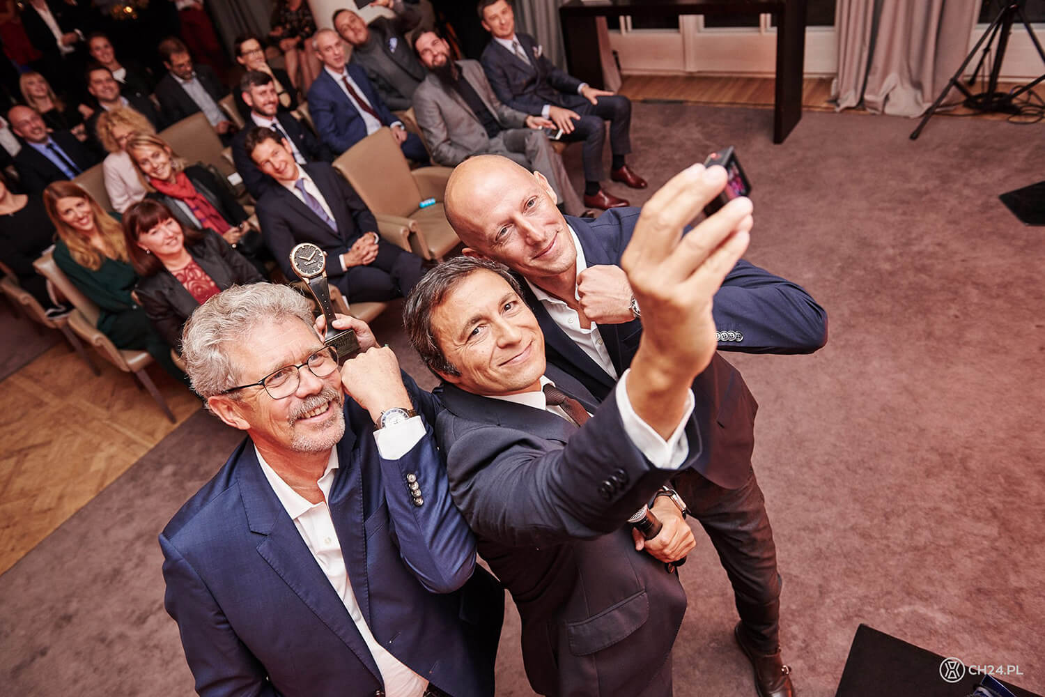 The 'Seabra Selfie' with (L-R) Jean-Marc Wiederrecht (Agenhor), Miguel Seabra (Espiral do Tempo/jury member), Marco Borraccino (Singer Reimagined) at the 2017 WOTY awards by CH24.PL (photo courtesy Marcin Klaban/CH24.PL)