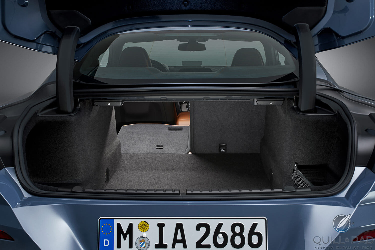 BMW M850i xDrive Coupe split-seat back
