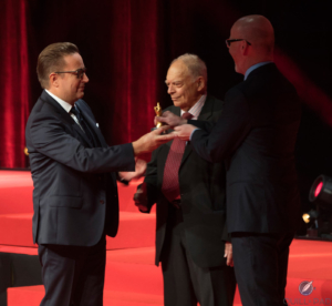 Give that man a hand: Pierre Jacques (left) of De Bethune accepts the GPHG Chronometry award from the author (right) and Antoine Simonin (photo courtesy Grand Prix d’Horlogerie de Genève)