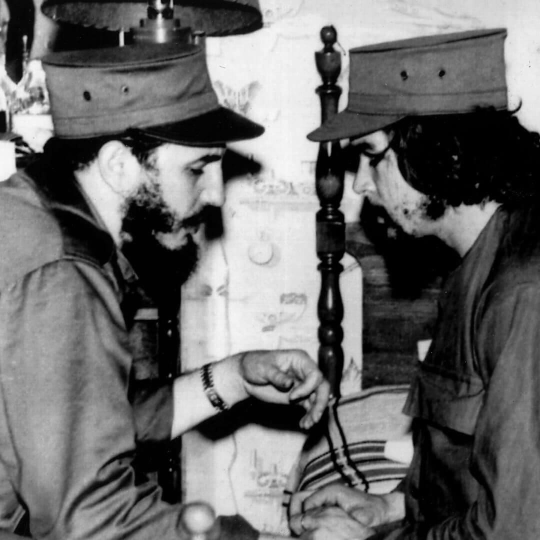 Fidel Castro (left) wearing his Rolex in this meeting with Che Guevara